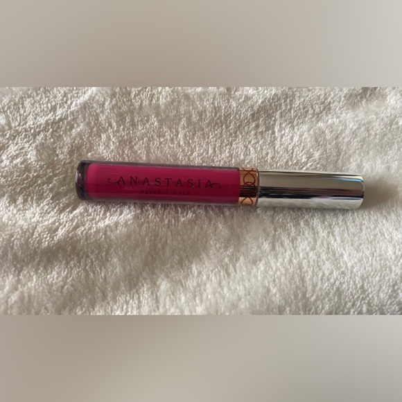 Lip gloss/ lipstick - Picture 1 of 3